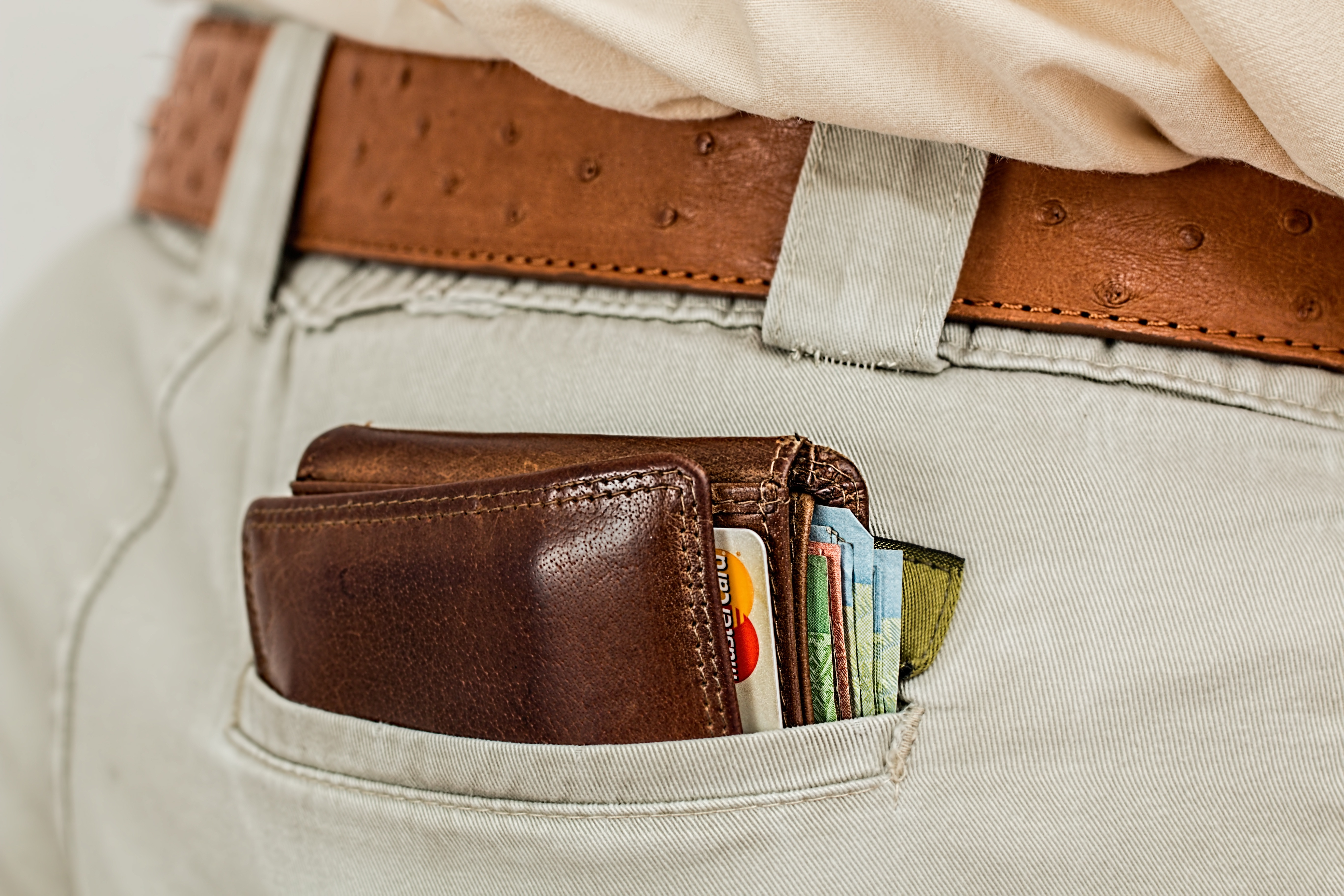 財布に手を突っ込んでお金を引っこ抜く行為